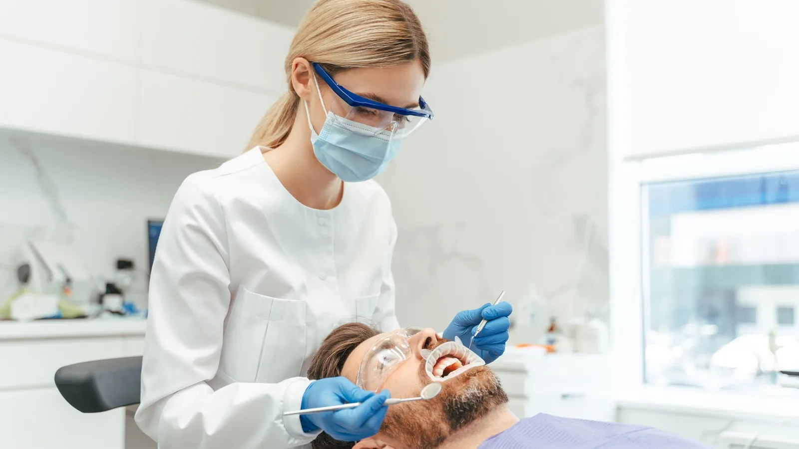 Dentysta na NFZ w 2026 roku. Za te zabiegi nie trzeba płacić. Lista jest długa