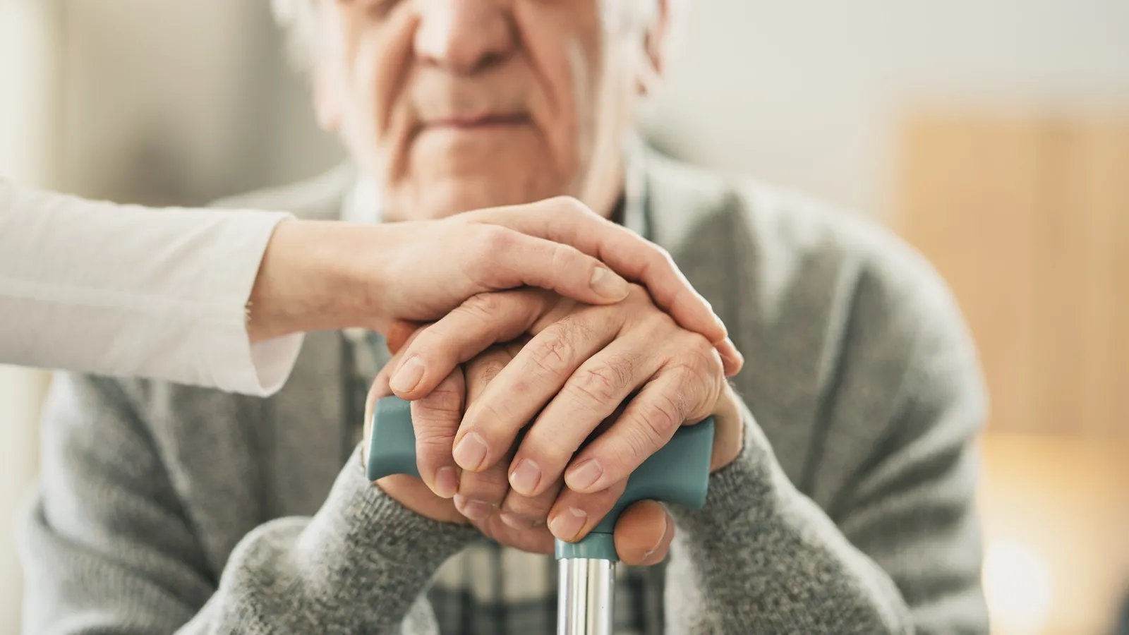 Starzenie czy początek choroby Alzheimera? Naukowcy odkryli istotną różnicę w mózgu