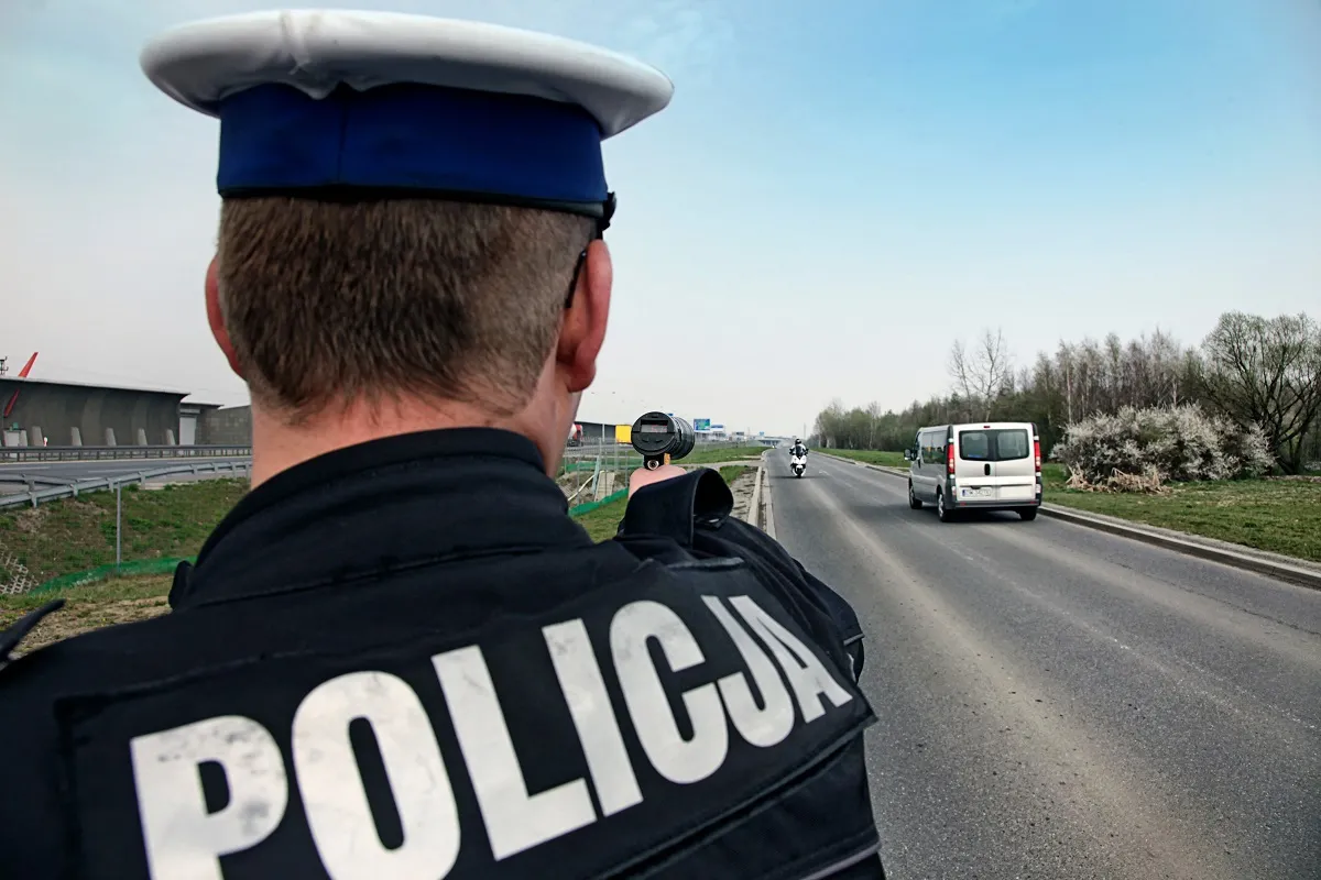 policjant przeprowadza kontrolę drogową