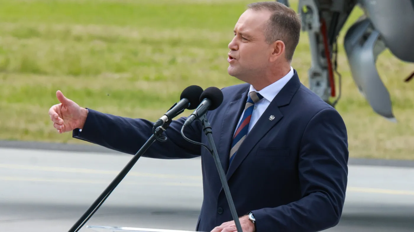 Karol Nawrocki przemawia na ceremonii oficjalnego przyjęcia samolotów F-35 do Sił Zbrojnych RP na terenie 32. Bazy Lotnictwa Taktycznego w Łasku,