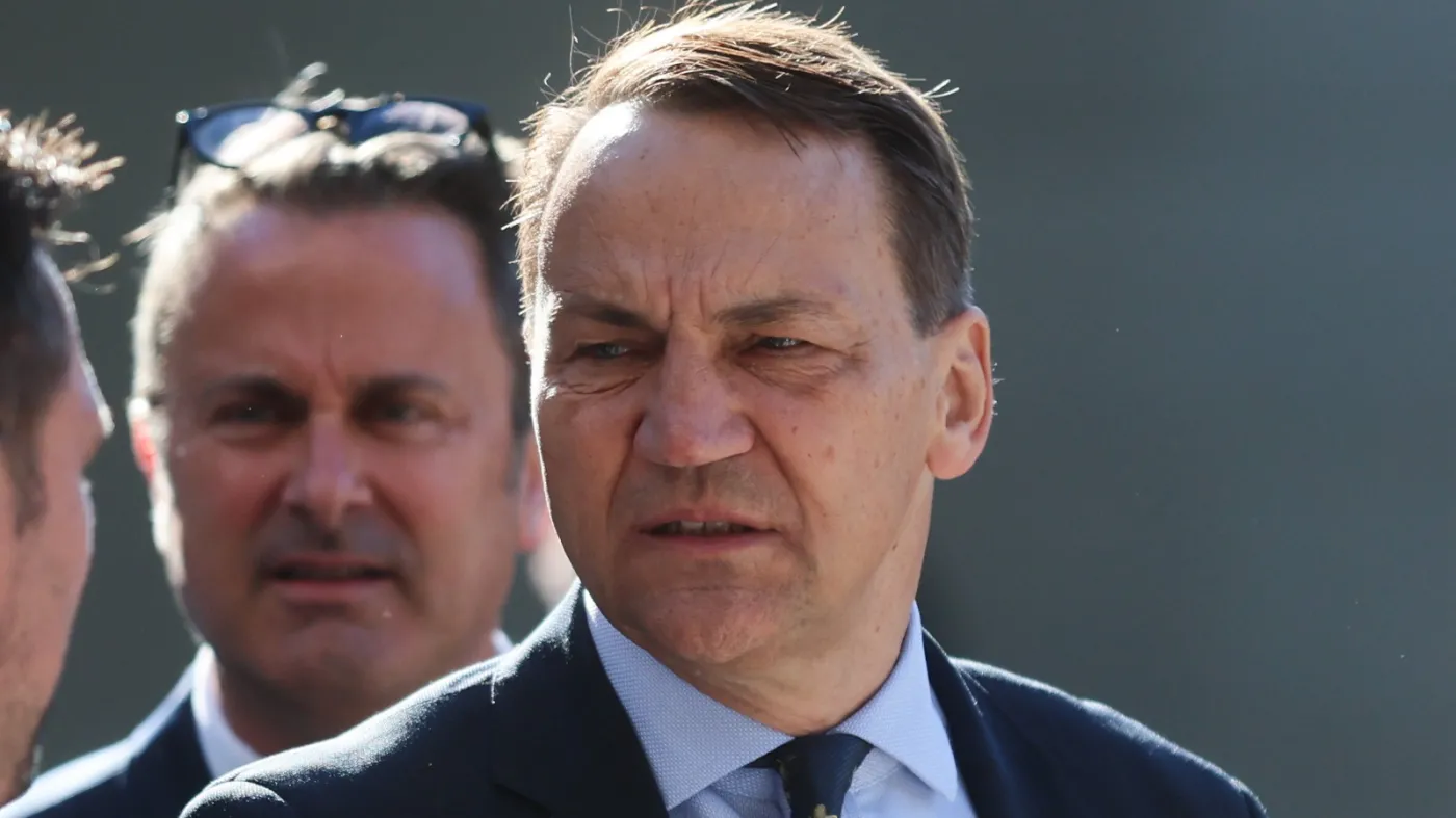 Sikorski może spać spokojnie. Prokuratura nie zajmie się sprawą zniesławienia Macierewicza