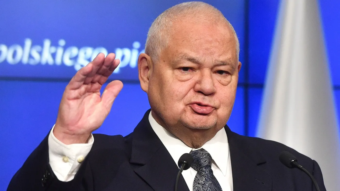 Prezes NBP podczas konferencji o stopach procentowych i ratach kredytów
