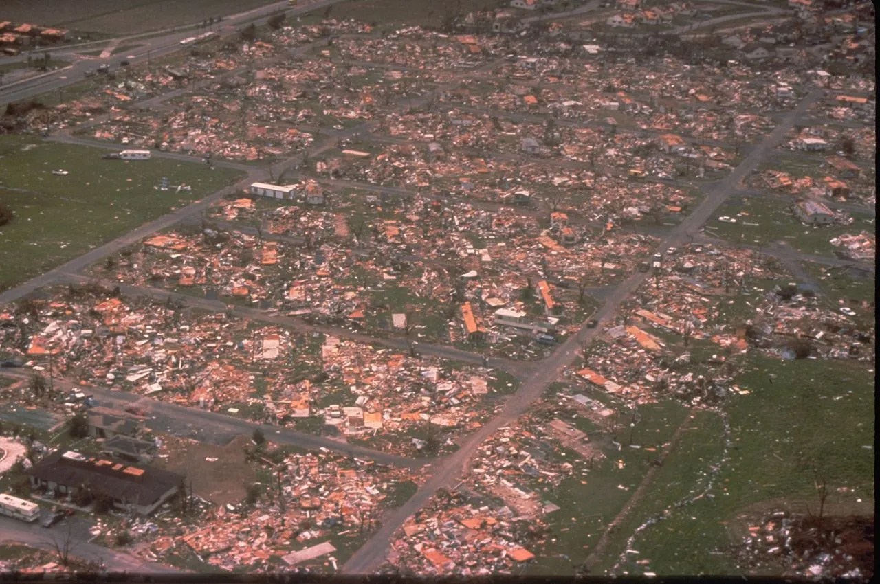 1069993-hurricane-andrew-fema-2563.jpg