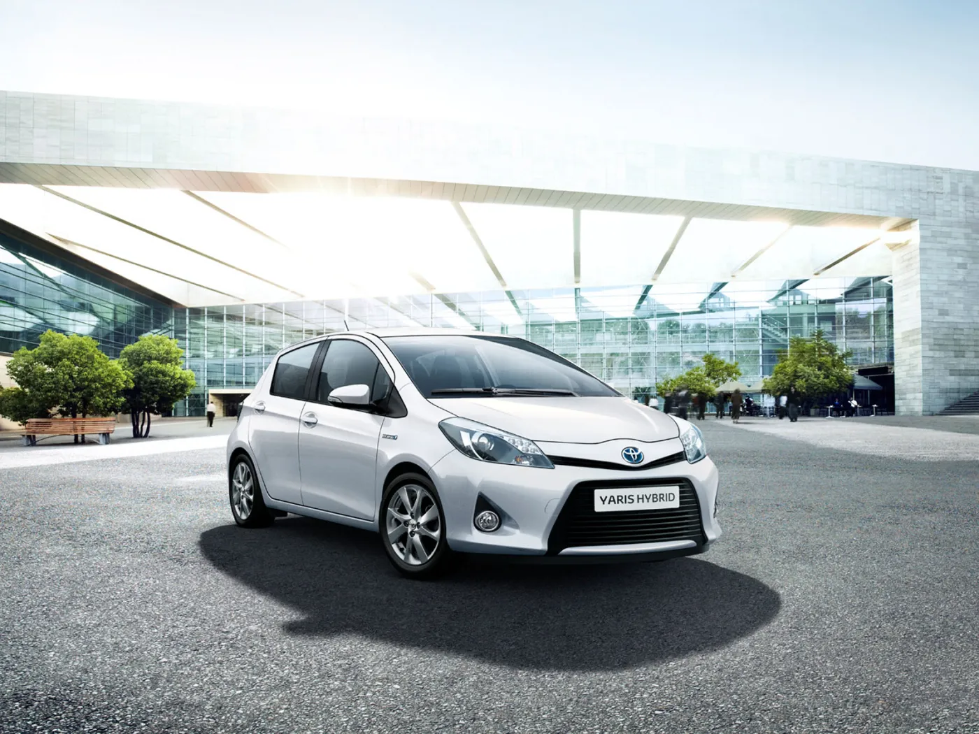 1191255-toyota-yaris-hybrid-2012-exterior-tme-001-full-tcm306-1128302.jpg