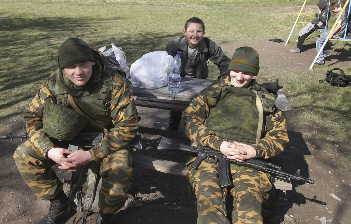 Żołnierze - najprawdopodobniej rosyjscy - na Krymie.