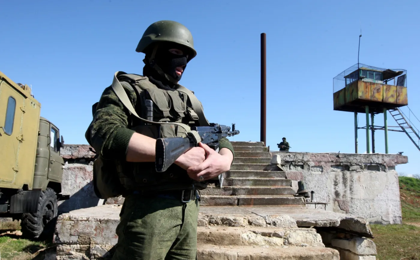 Żołnierze - najprawdopodobniej rosyjscy - na Krymie.