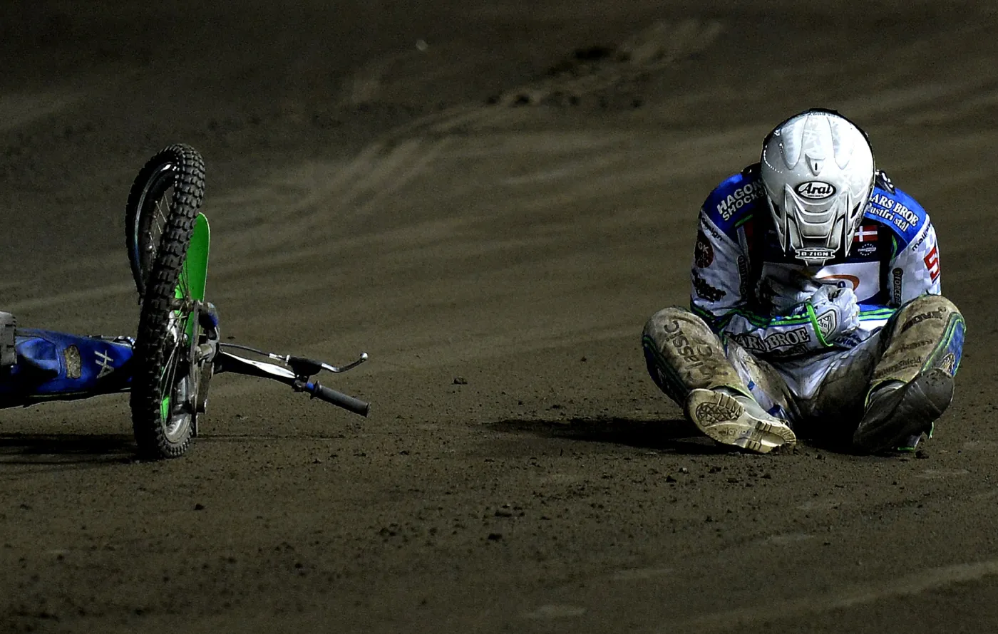 Rzeszów. Duński żużlowiec Hans Andersen po upadku na tor podczas jednego z biegów 4. finału Indywidualnych Mistrzostw Europy na żużlu. 29 września 2013