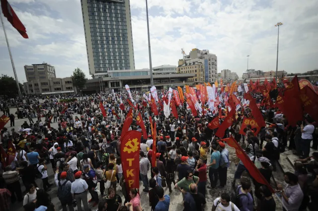 Tłumy protestują na ulicach - to obraz, który ukrywają Tureckie media