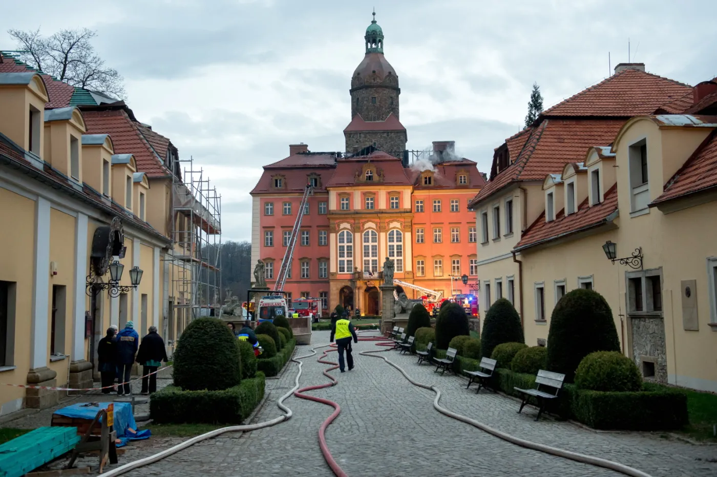 Wałbrzych, Straż pożarna gasi pożar dachu wałbrzyskiego zamku Książ, 10 bm. Z ogniem przez kilka godzin walczyło kilkanaście jednostek straży. Z obiektu ewakuowano turystów i pracowników.  PAP/Maciej Kulczyński 