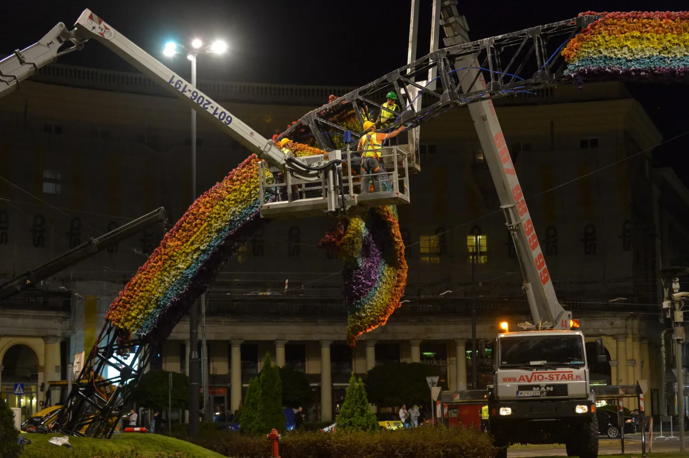 Tęcza zniknęła z placu Zbawiciela. Co dalej z kontrowersyjną instalacją?