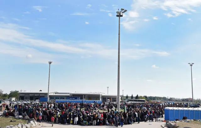 Kolejne grupy uchodźców przybywają do Chorwacji od strony Serbii