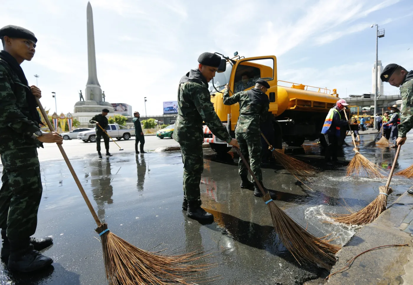 W Tajlandii władze przejęło wojsko EPA/NARONG SANGNAK