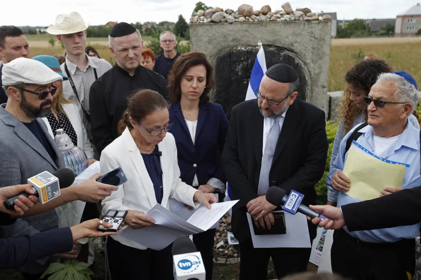 75. rocznica mordu Żydów w Jedwabnem. Schrudrich: Po takiej tragedii mamy obowiązek rozumieć, że musimy żyć razem