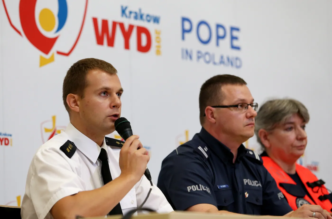  Rzecznik Prasowy KGP mł. insp. Mariusz Ciarka, starszy kapitan Sebastian Woźniak z małopolskiej straży pożarnej oraz dyrektor krakowskiego Pogotowia Ratunkowego Małgorzata Popławska podczas konferencji MSWiA w Centrum Prasowym w Krakowie