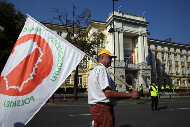 Sadownicy protestują w Warszawie. Chcą eksportować jabłka do Rosji