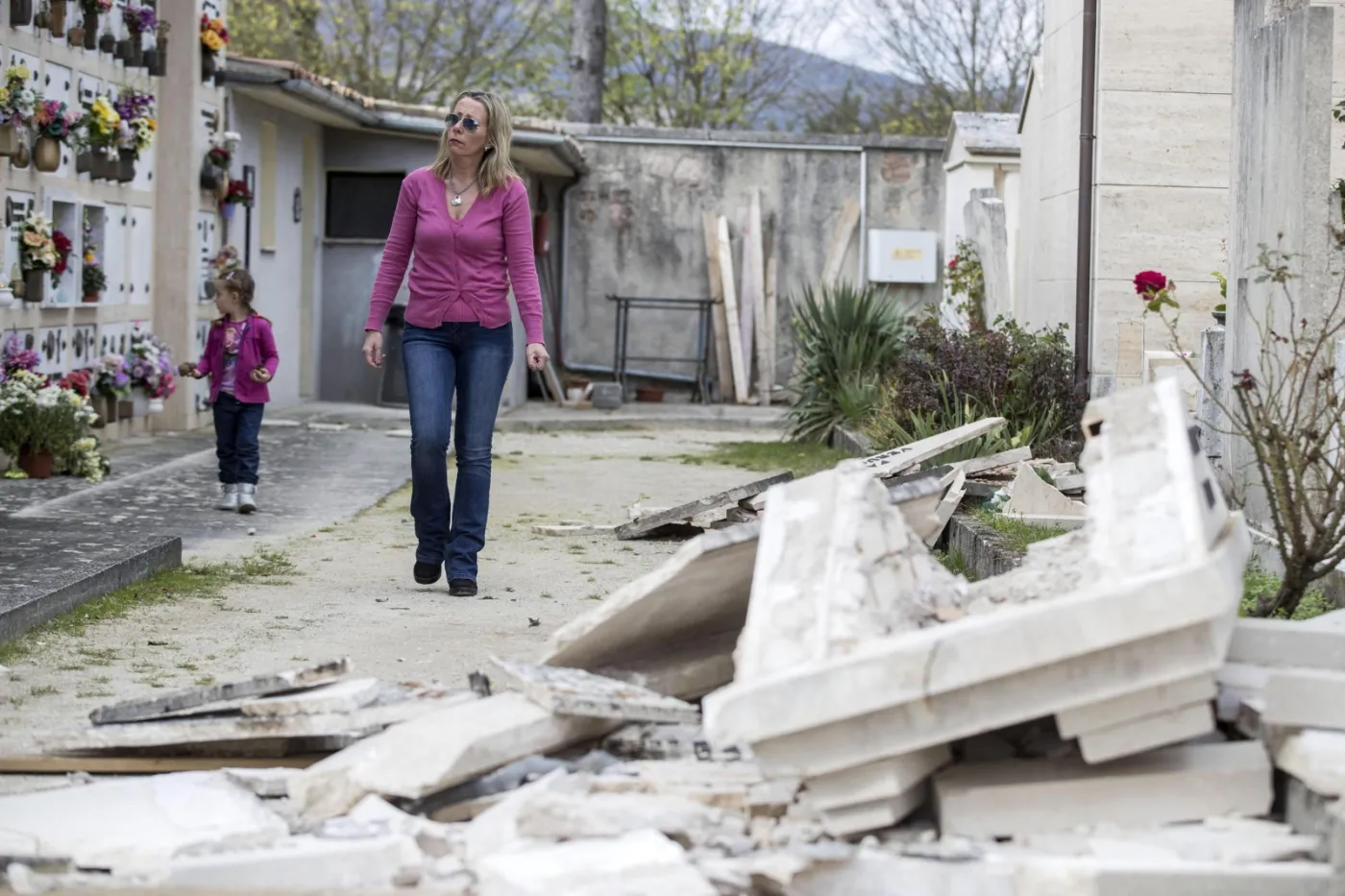 Włochy: Po trzęsieniu ziemi 10 tysięcy osób śpi w samochodach