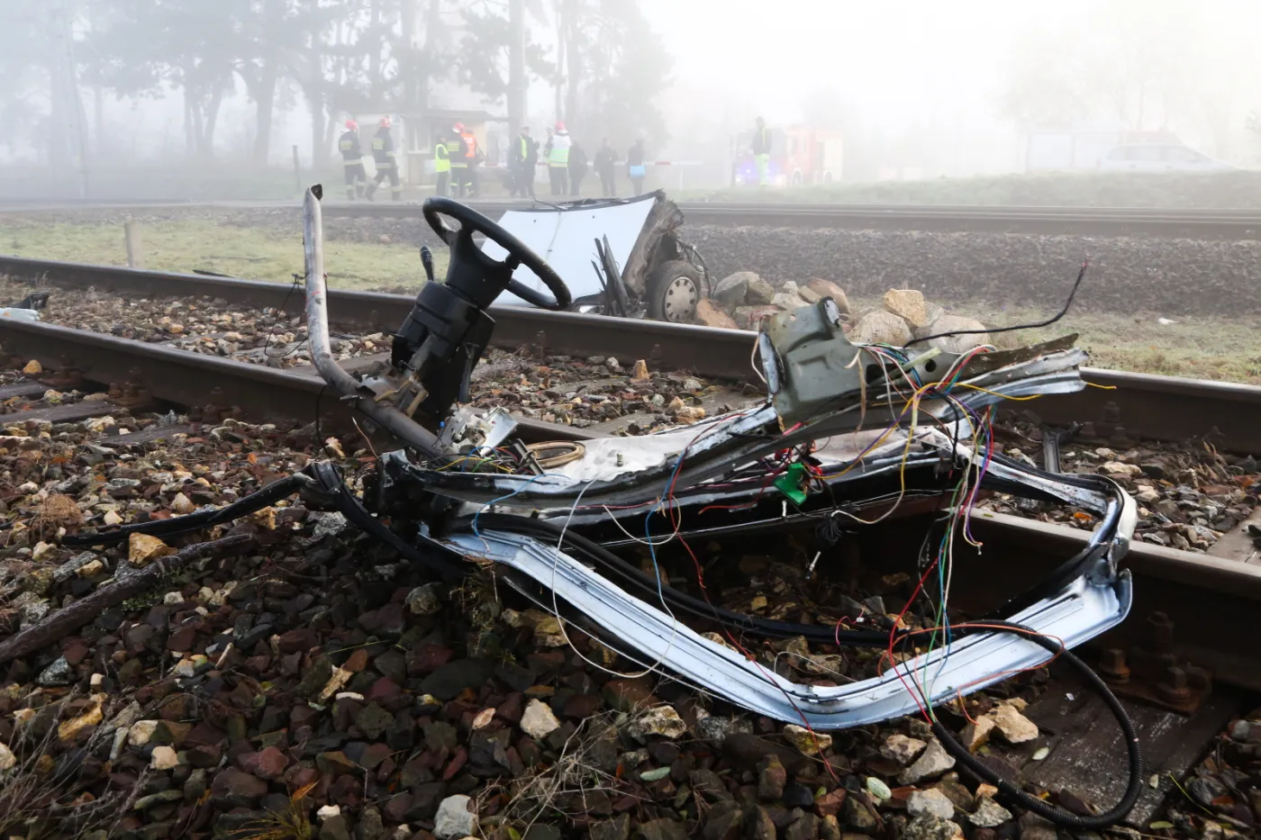 Piotrków Trybunalski: Auto wjechało pod pociąg na strzeżonym przejeździe. Kierowca zginął