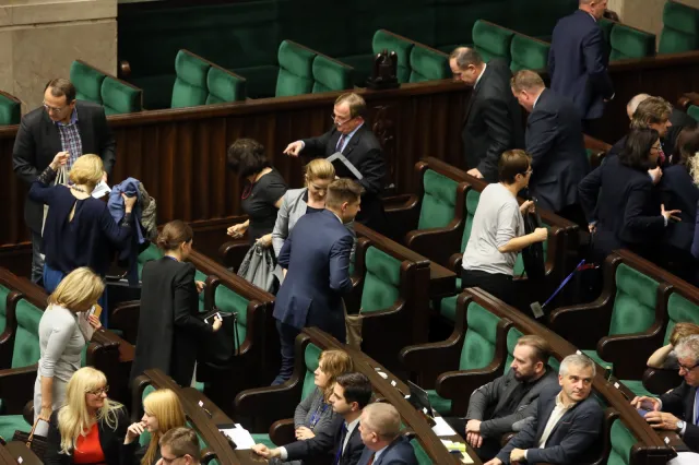 Sejm uchwalił ustawę o Trybunale Konstytucyjnym. Posłowie PO, PSL i Nowoczesnej opuścili salę
