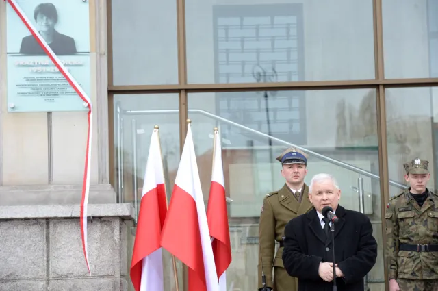 Warszawa: Na gmachu Ministerstwa Rozwoju odsłonięto tablicę pamięci Grażyny Gęsickiej