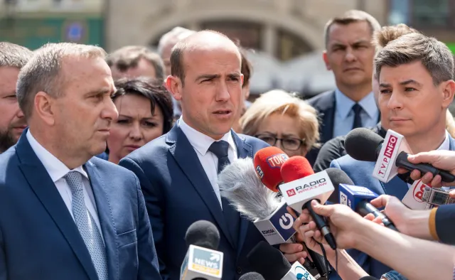 Schetyna: Wyniesienie Frasyniuka z demonstracji to efekt kompromitującej ustawy