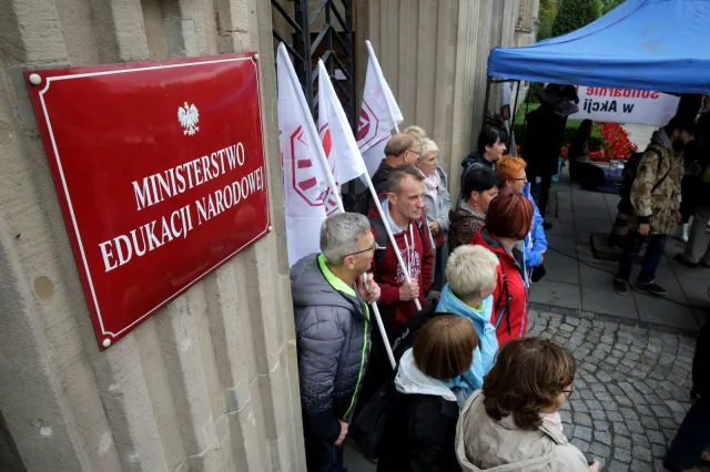 Przed MEN manifestacja pod hasłem "Szkoła jest nasza"
