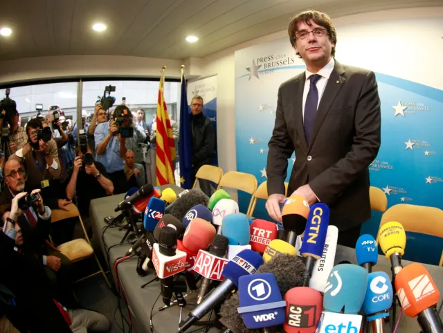 Były premier Katalonii oddał się w ręce policji