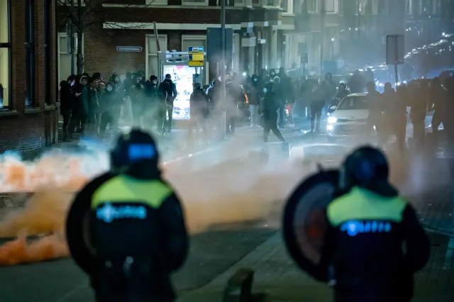 Holandia: Kolejna noc gwałtownych protestów przeciw restrykcjom, ponad 150 zatrzymanych