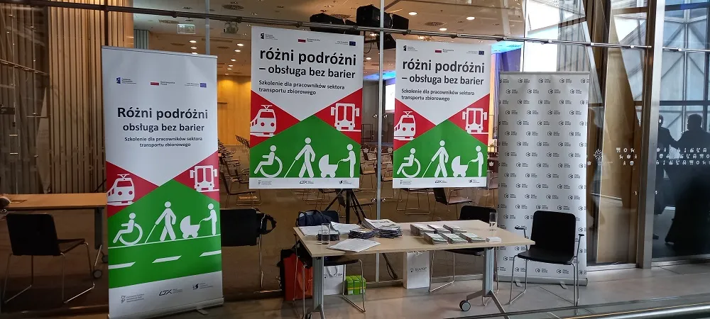 różni podróżni