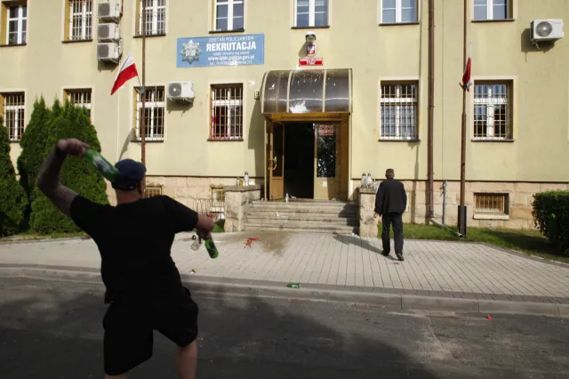 Młody mężczyzna zmarł po interwencji policji w Lubinie. Protest pod komendą