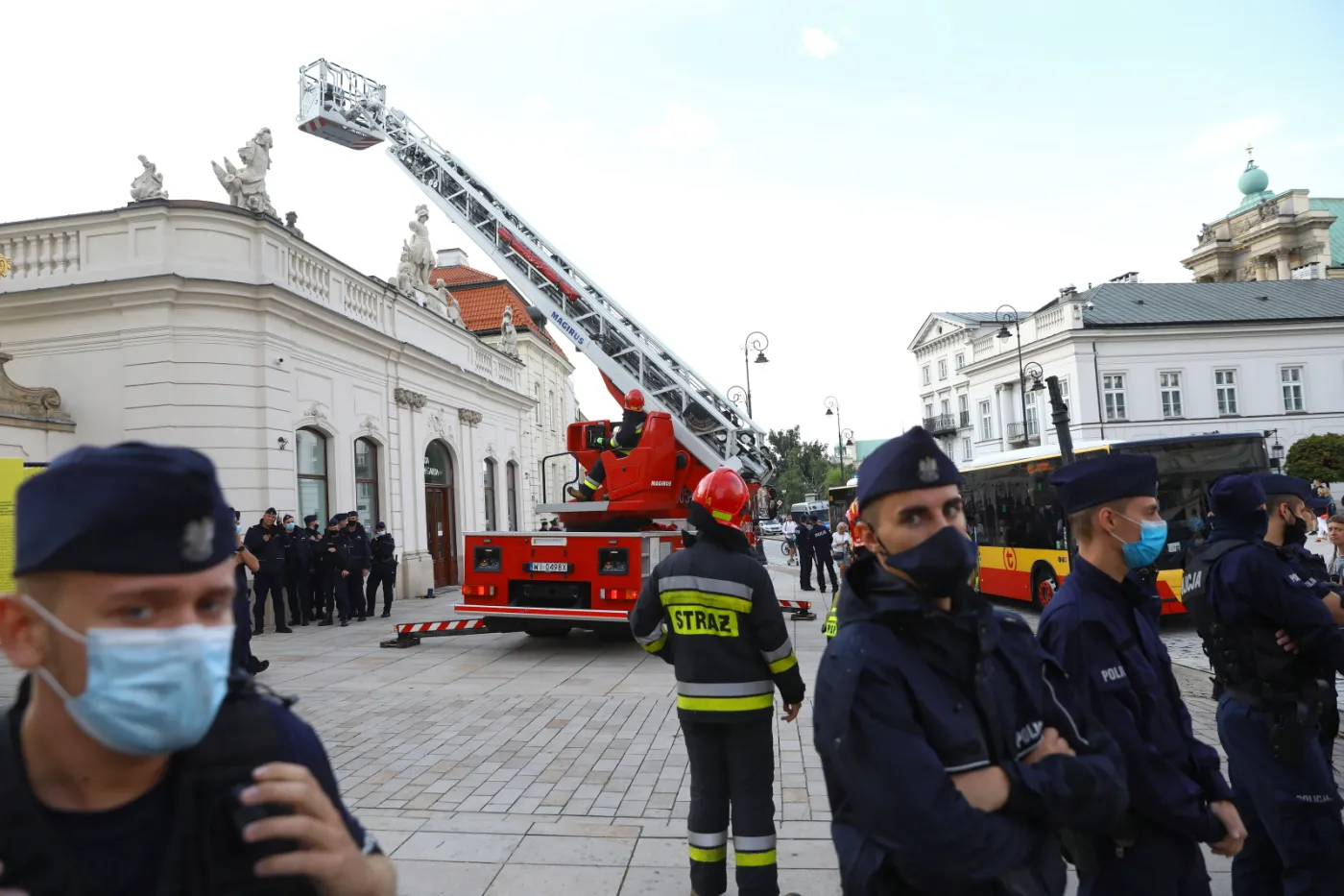 Protesty przeciw "lex TVN" w niemal 100 miastach Polski