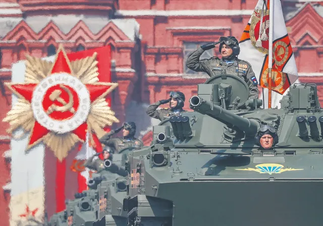 Parodia parady zwycięstwa z powszechną mobilizacją w tle