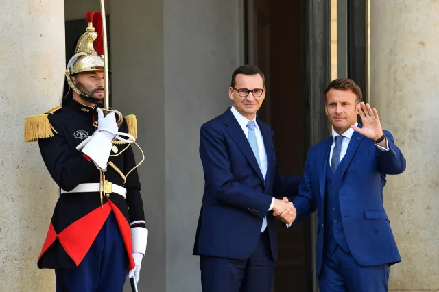 Premier Morawiecki spotkał się z prezydentem Macronem. "Bezpieczeństwo atomowe nie może być osłabione przez wojnę"