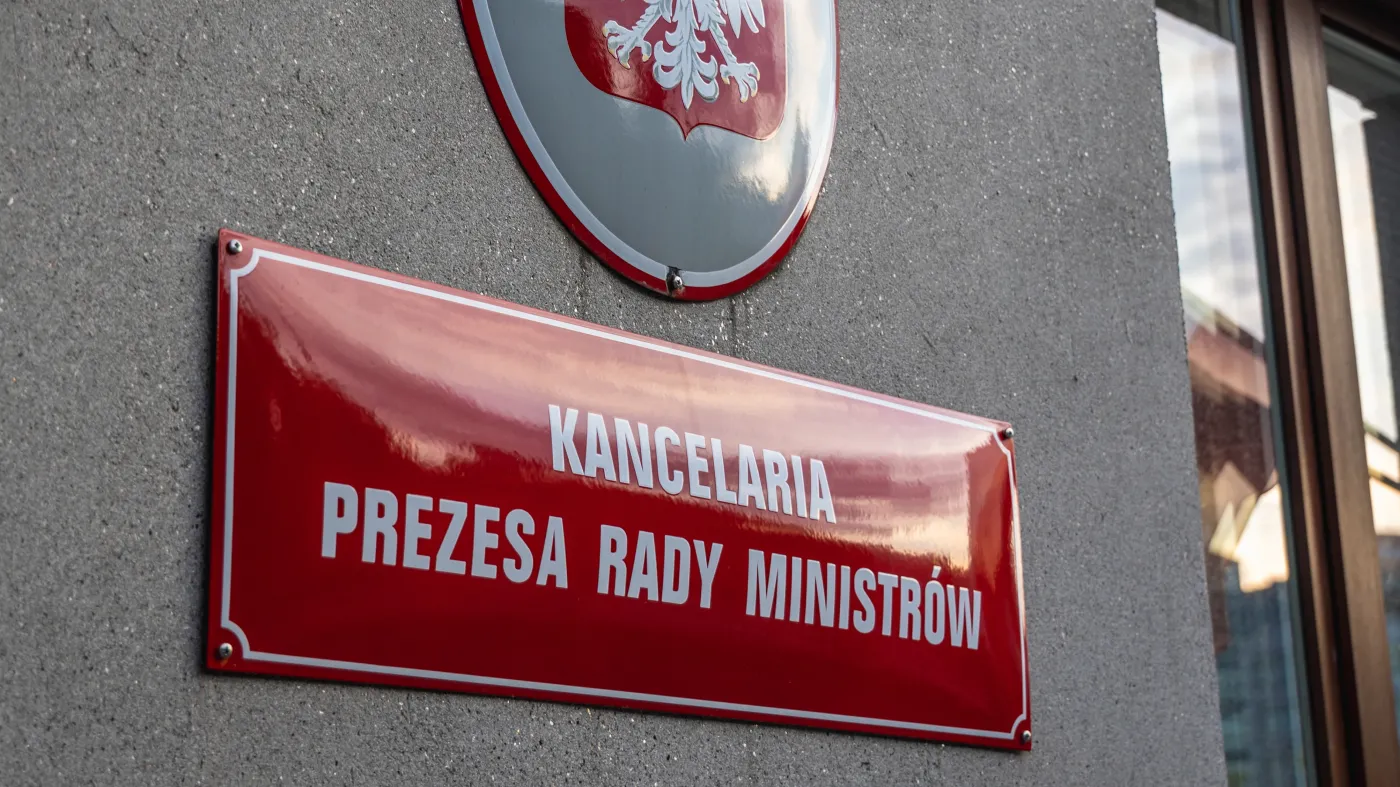 Budżetówka domaga się podwyżek. 560 pustych krzeseł przed siedzibą premiera