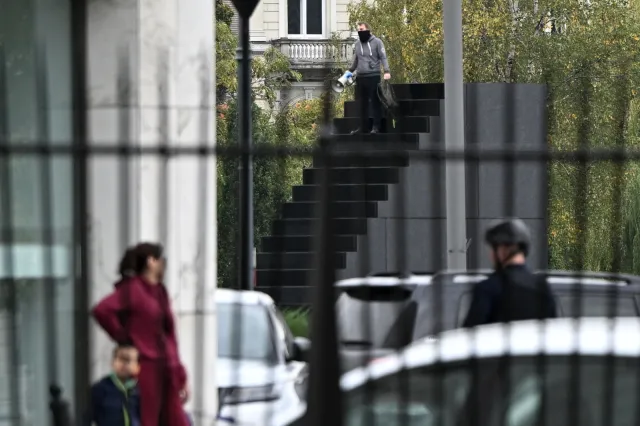 Mężczyzna wszedł na pomnik smoleński. Został obezwładniony i zatrzymany