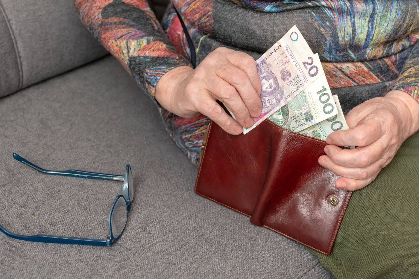 senior, seniorka, portfel, pieniądze, banknoty, emerytura