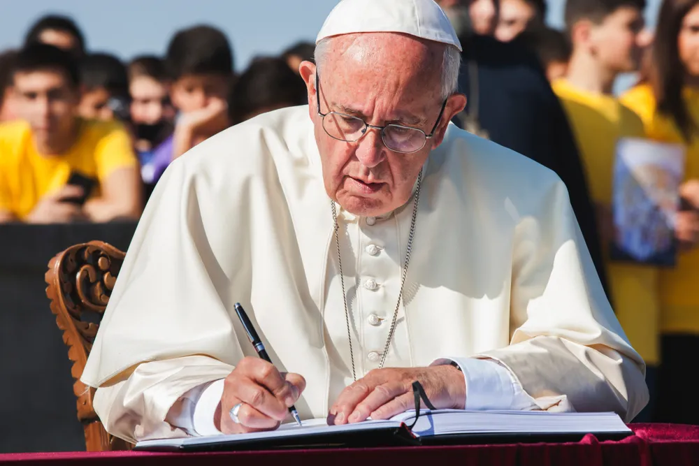 Papież Franciszek nadal przebywa w szpitalu. "Kontynuuje kurację"