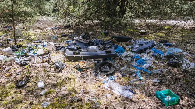 Nielegalne odpady komunalne zasypują miasta w całej Polsce