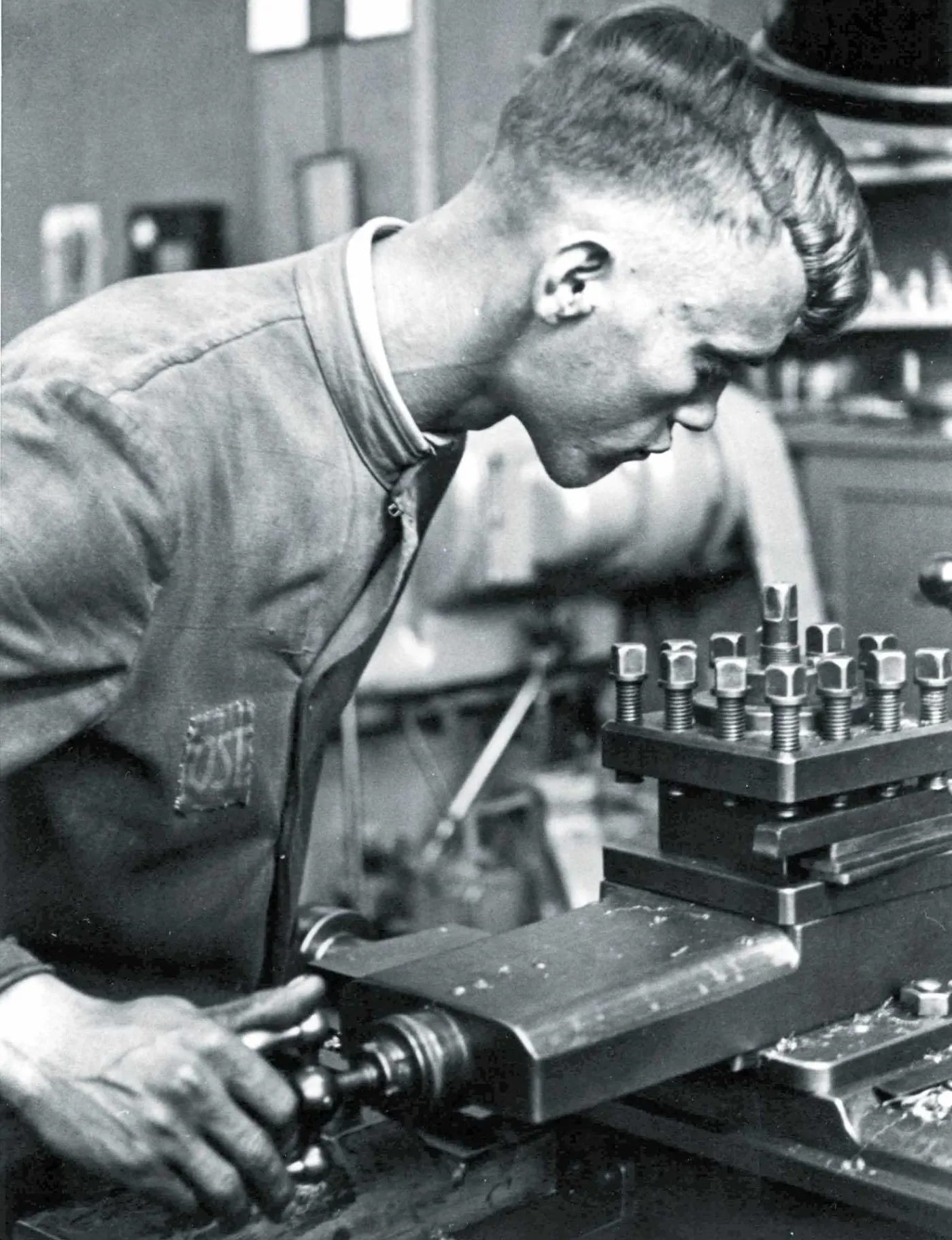 Pracownik przy tokarce w warsztacie w obozie Wernigerode ok. 1943 r.