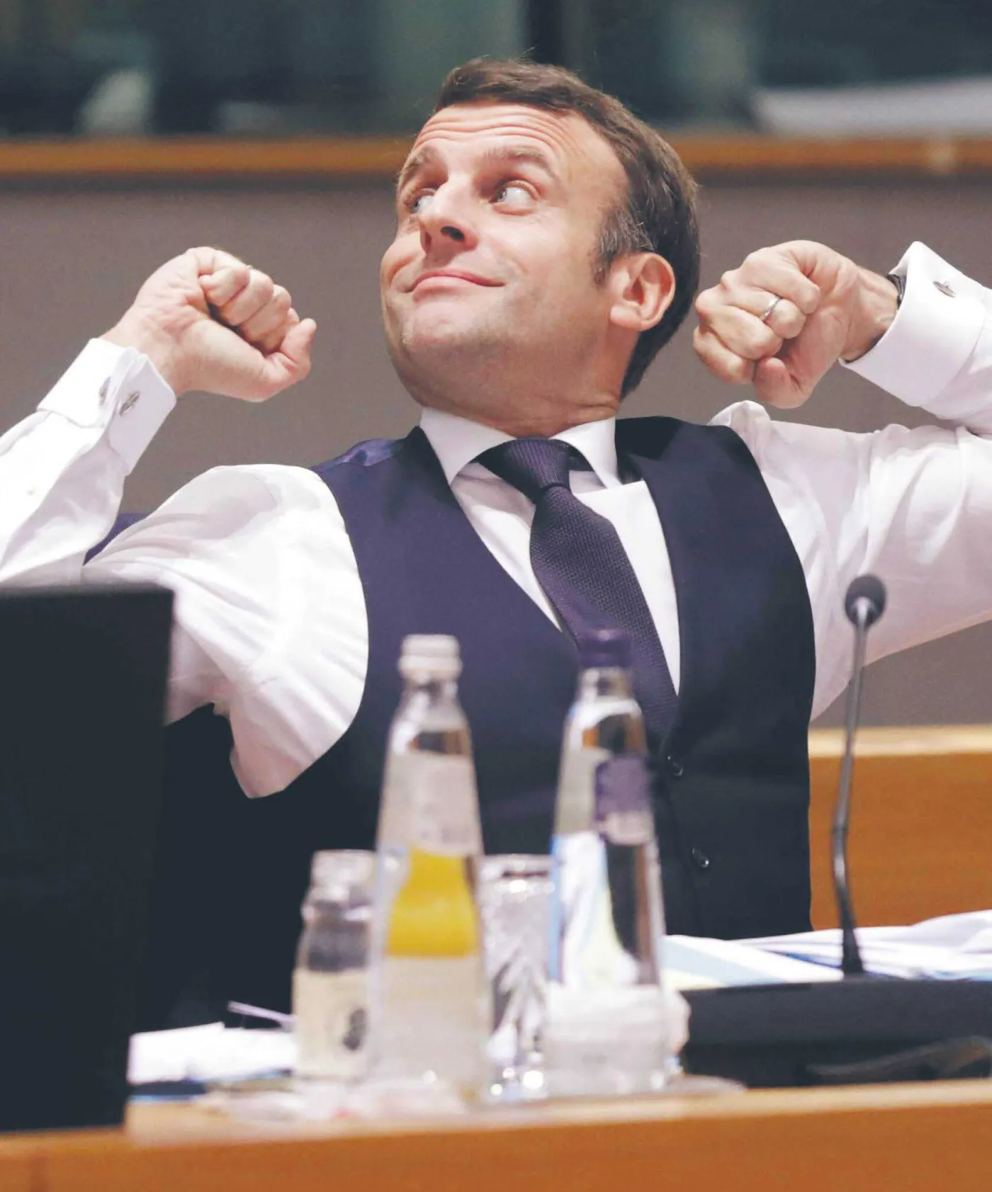 Macron utrzymuje poparcie w sondażach
