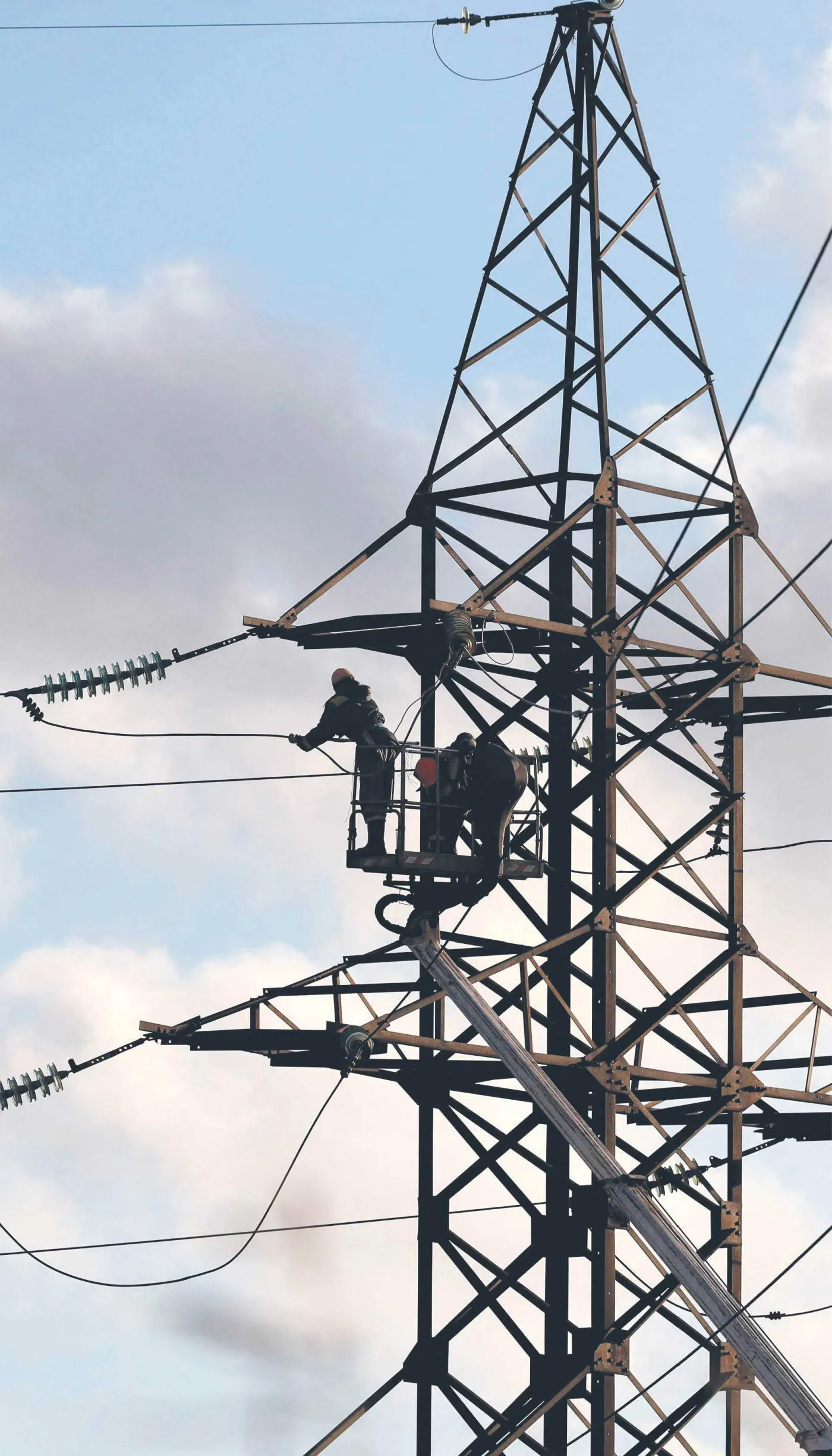 Energetycy naprawiają ostrzelaną infrastrukturę w obwodzie odeskim