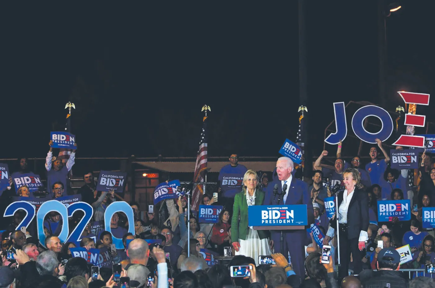 Biden miażdży Trumpa w sondażach