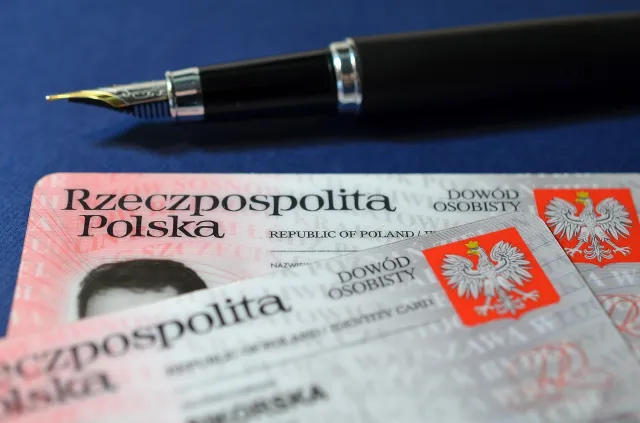 Duże zmiany w dowodach osobistych: koniec z odbiorem tylko w swojej gminie. Oto lista ułatwień dla rodziców i seniorów