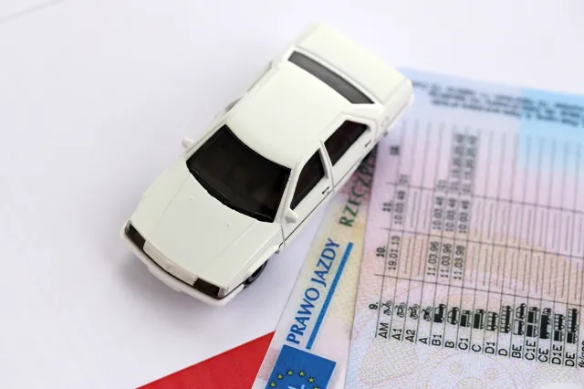 Zmiany dla kierowców od 30 marca 2026 r. – koniec driftów i jazdy na jednym kole