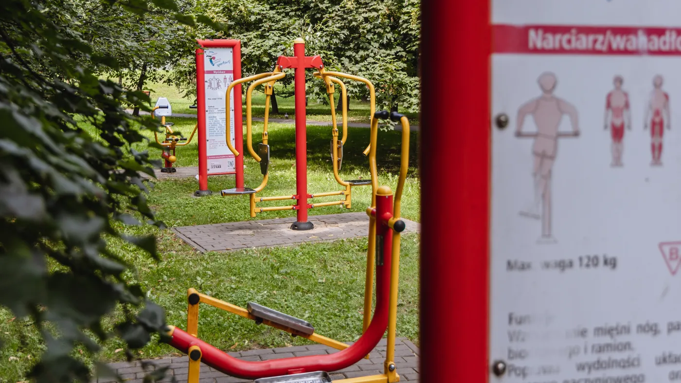 Plenerowa siłownia zewnętrzna miejska siłownia Warszawa park