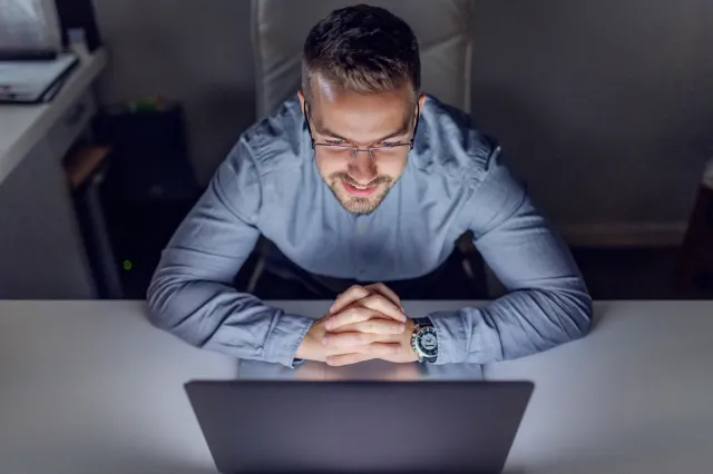 Praca w godzinach nadliczbowych. Czy pracownik musi zostać dłużej w pracy, gdy pracodawca tego od niego wymaga?