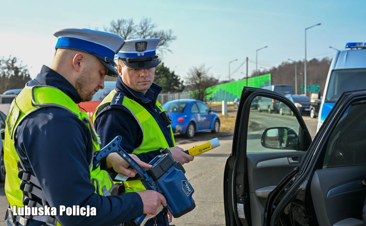 Policjanci kontrolują kierowcę