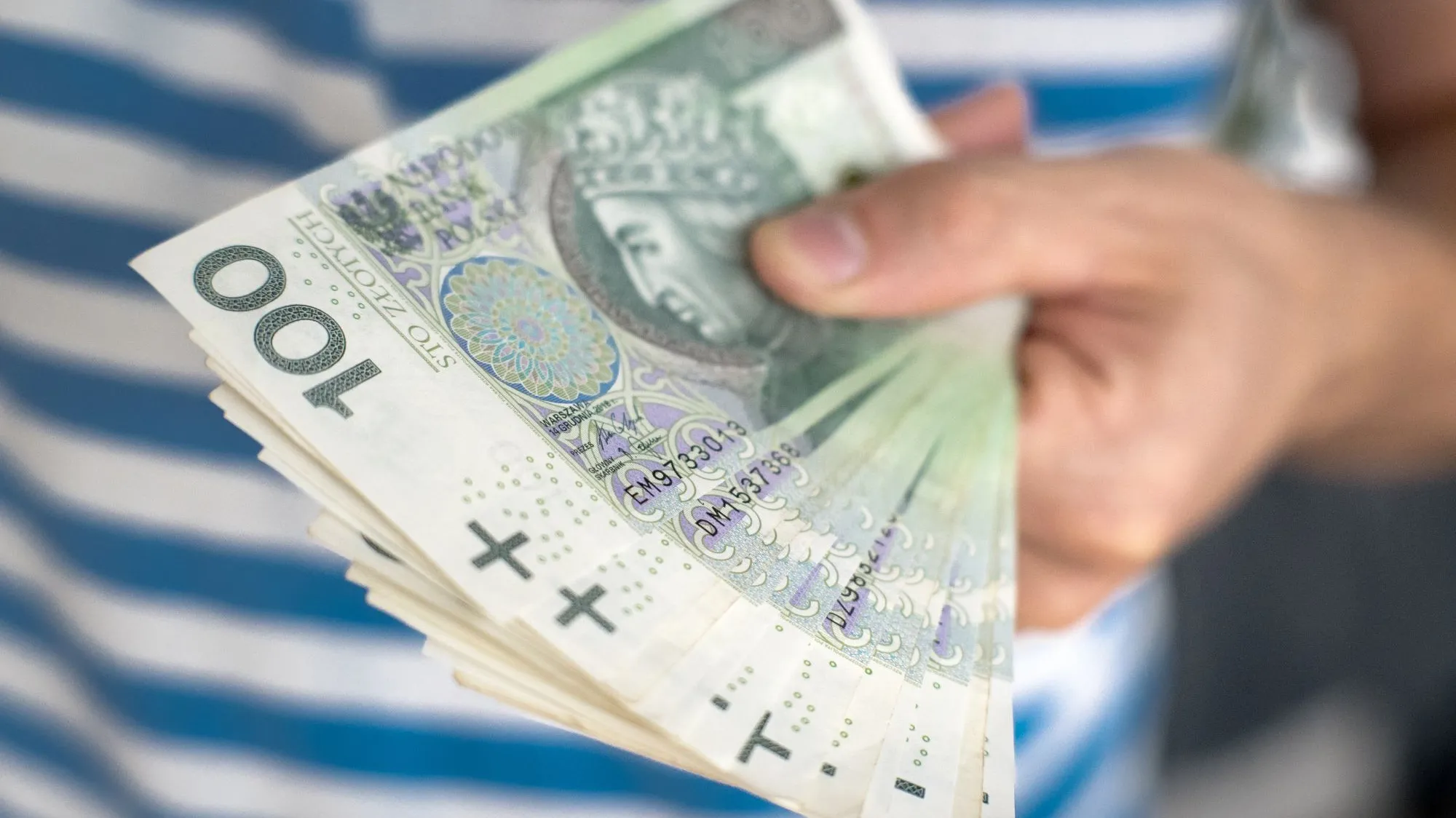 4950 zł miesięcznie i 32,30 zł za godzinę od 2027 roku. Rząd potwierdził podwyżkę. Od 1 stycznia pracodawca nie będzie mógł zapłacić mniej