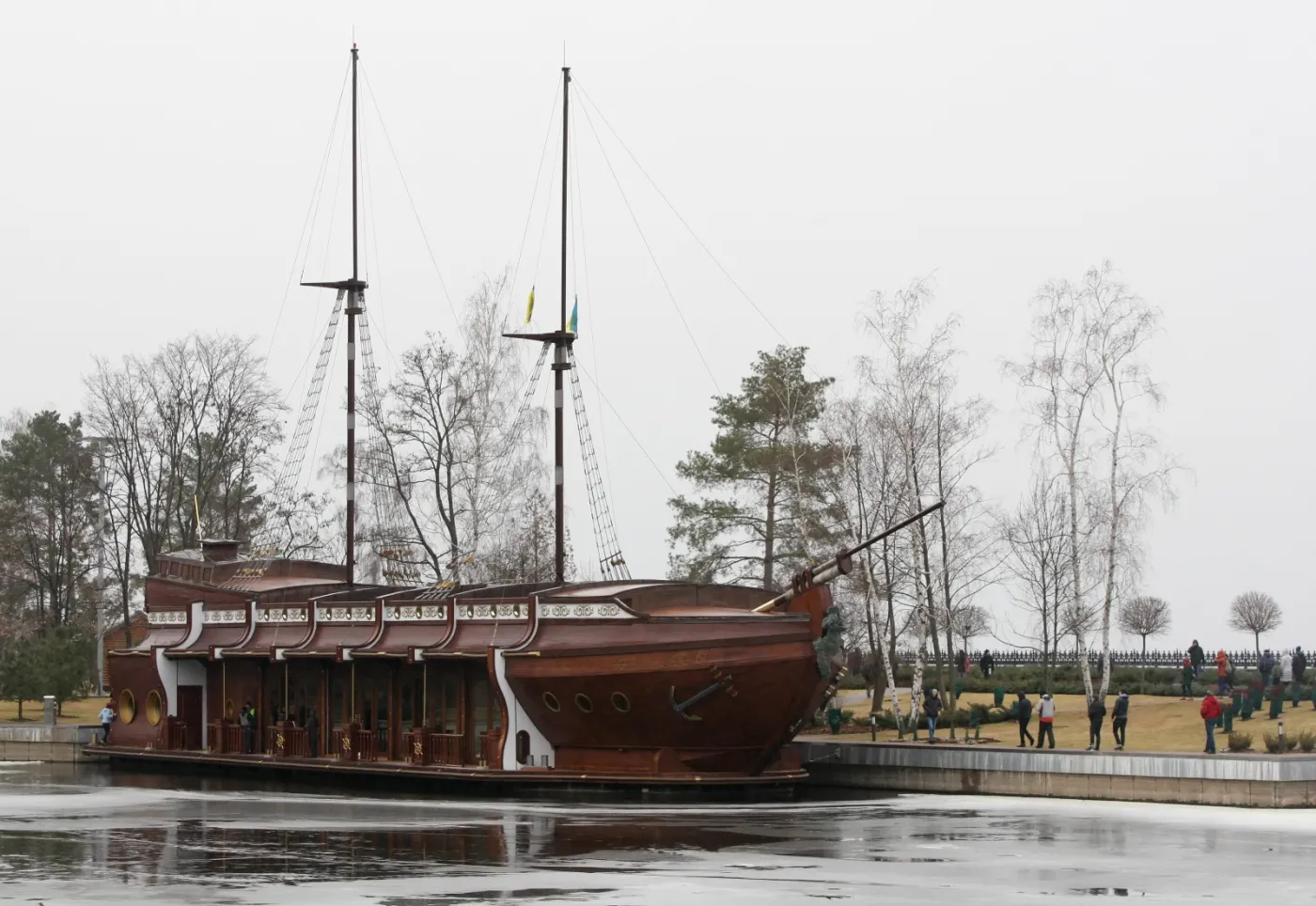 Statek i zabytkowe pojazdy
