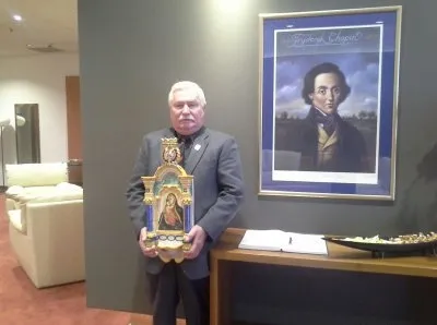 Lech Wałęsa z ocalonym obrazem Matki Boskiej / Wykop.pl