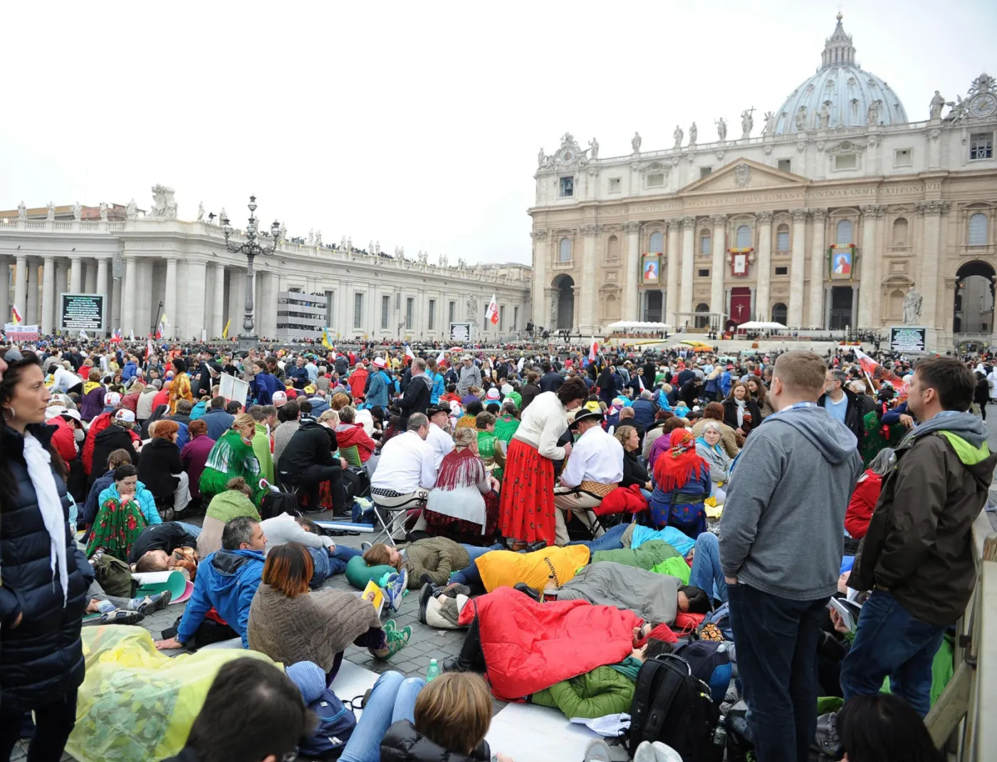 Wierni na placu św. Piotra przed kanonizacją